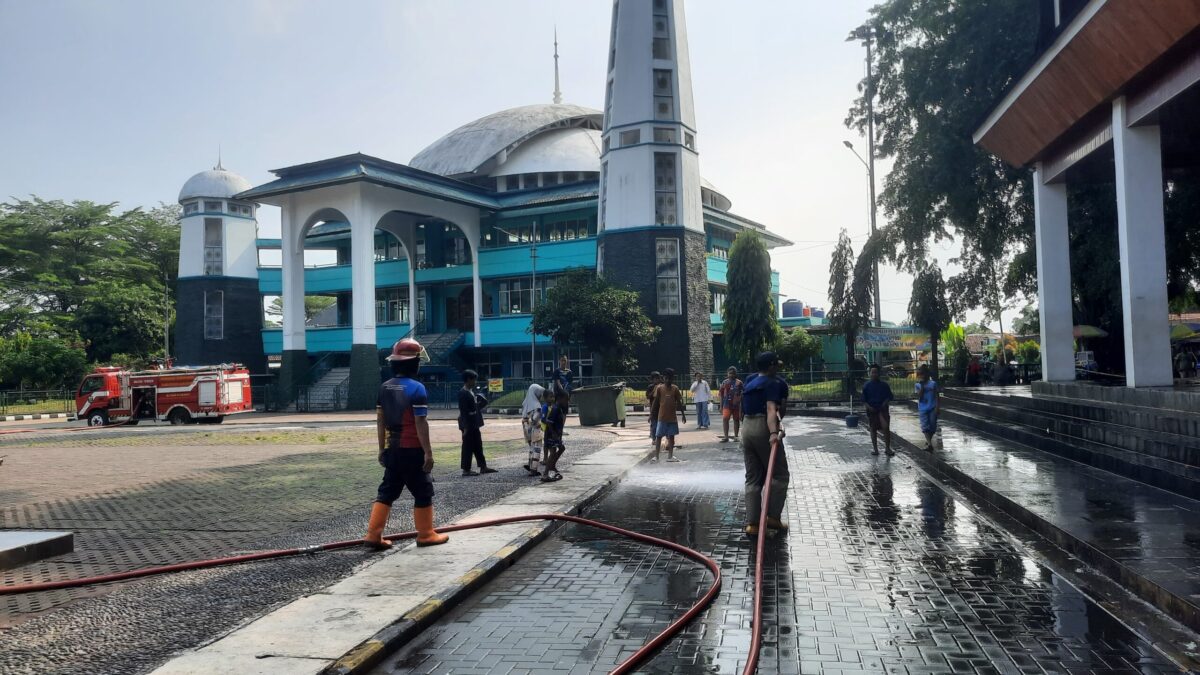 Petugas Damkar Palabuhanratu melakukan penyemprotan di Alun-Alun sebagai persiapan pelaksanaan Salat Iduladha 1446 H.
