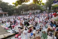 Kebersamaan dan semangat pengorbanan mewarnai Sholat Idul Adha 1446 H di Alun-Alun Palabuhanratu. Dipimpin oleh KH. A. Mansur sebagai imam dan KH.