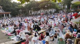 Kebersamaan dan semangat pengorbanan mewarnai Sholat Idul Adha 1446 H di Alun-Alun Palabuhanratu. Dipimpin oleh KH. A. Mansur sebagai imam dan KH.