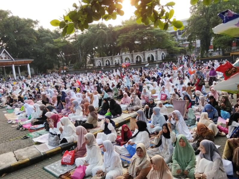 Kebersamaan dan semangat pengorbanan mewarnai Sholat Idul Adha 1446 H di Alun-Alun Palabuhanratu. Dipimpin oleh KH. A. Mansur sebagai imam dan KH.