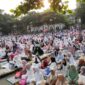 Kebersamaan dan semangat pengorbanan mewarnai Sholat Idul Adha 1446 H di Alun-Alun Palabuhanratu. Dipimpin oleh KH. A. Mansur sebagai imam dan KH.