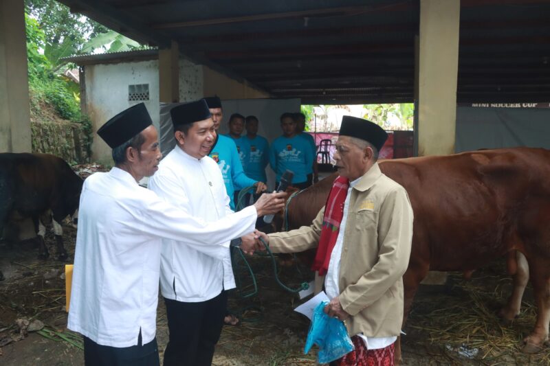 Polres Sukabumi berbagi kebahagiaan Idul Adha 1447 H dengan menyembelih 22 hewan kurban dan membagikan 1.809 paket daging kepada masyarakat.