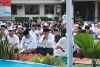 Polres Sukabumi gelar Sholat Idul Adha 1446 H dan penyembelihan 22 hewan kurban secara khidmat di Mako Polres.