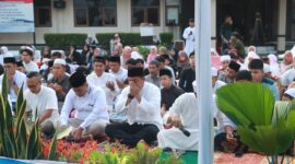 Polres Sukabumi gelar Sholat Idul Adha 1446 H dan penyembelihan 22 hewan kurban secara khidmat di Mako Polres.
