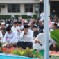 Polres Sukabumi gelar Sholat Idul Adha 1446 H dan penyembelihan 22 hewan kurban secara khidmat di Mako Polres.