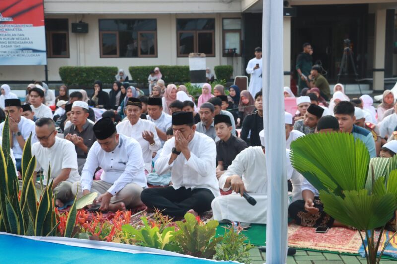 Polres Sukabumi gelar Sholat Idul Adha 1446 H dan penyembelihan 22 hewan kurban secara khidmat di Mako Polres.