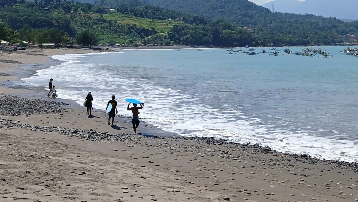 Ombaknya tenang, pemandangannya memukau.