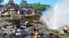 Suasana libur panjang Idul Adha 2025 membawa berkah bagi Geyser Cipanas Cisolok.