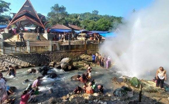 Suasana libur panjang Idul Adha 2025 membawa berkah bagi Geyser Cipanas Cisolok.