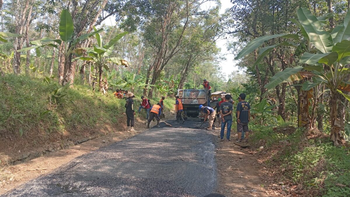 Dinas PU Kabupaten Sukabumi selesaikan pengaspalan ruas jalan Cempaka Ratu–Cipedes.