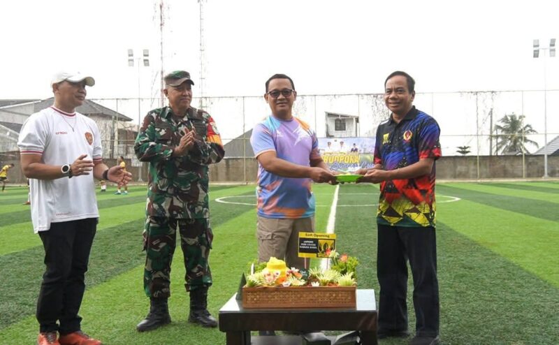 Lapang Mini Soccer Garuda Bhwa resmi dibuka oleh Asda II Bidang Ekonomi dan Pembangunan, Puji Widodo.