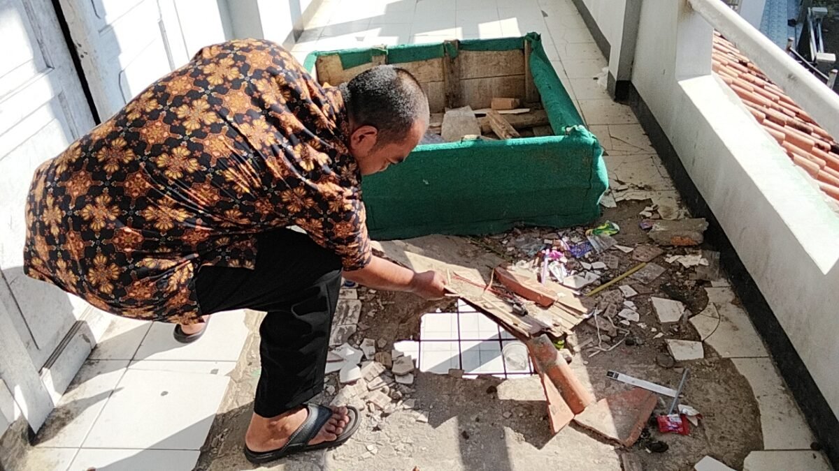 Kondisi empat ruang kelas di MAN 2 Sukabumi rusak berat dan tak dapat digunakan.