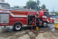 Dinas Kebakaran dan Penyelamatan Kabupaten Sukabumi melalui Posko 1 Pelabuhan Ratu melaksanakan penyemprotan dan pembersihan saluran drainase serta gorong-gorong di Terminal Pelabuhan Ratu dan TPI.