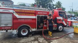 Dinas Kebakaran dan Penyelamatan Kabupaten Sukabumi melalui Posko 1 Pelabuhan Ratu melaksanakan penyemprotan dan pembersihan saluran drainase serta gorong-gorong di Terminal Pelabuhan Ratu dan TPI.