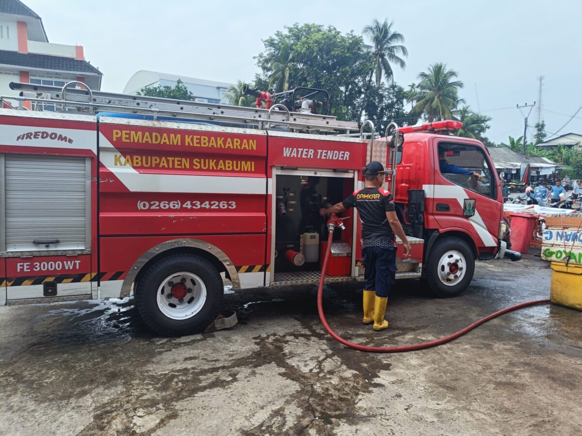 Dinas Kebakaran dan Penyelamatan Kabupaten Sukabumi melalui Posko 1 Pelabuhan Ratu melaksanakan penyemprotan dan pembersihan saluran drainase serta gorong-gorong di Terminal Pelabuhan Ratu dan TPI.