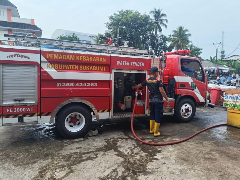 Dinas Kebakaran dan Penyelamatan Kabupaten Sukabumi melalui Posko 1 Pelabuhan Ratu melaksanakan penyemprotan dan pembersihan saluran drainase serta gorong-gorong di Terminal Pelabuhan Ratu dan TPI.