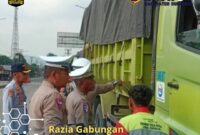 Dinas Perhubungan Kabupaten Sukabumi bersama Polres Sukabumi melaksanakan razia gabungan sebagai upaya penertiban kendaraan ODOL. .