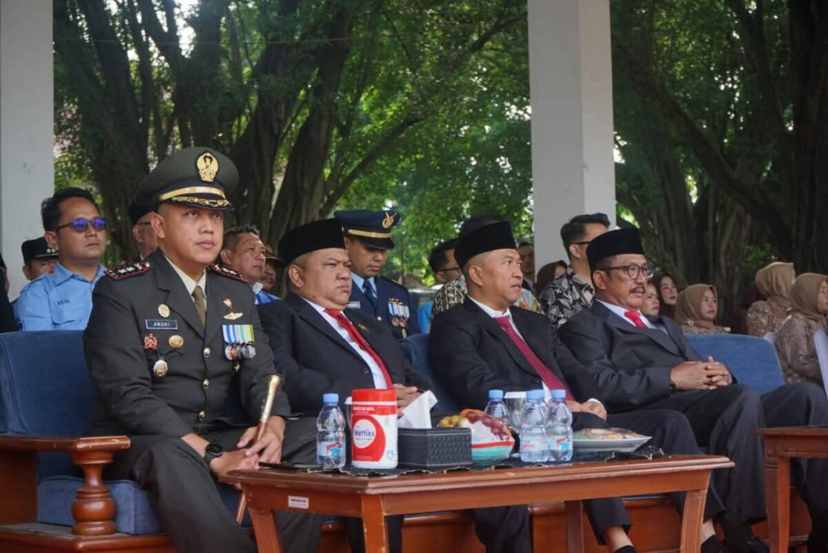 DPMD Kabupaten Sukabumi hadir dalam upacara Hari Bhayangkara ke-79 sebagai bentuk dukungan terhadap sinergi antara Polri dan pemerintahan desa.