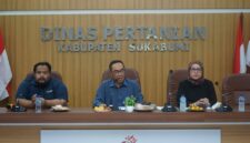 Sekretaris Daerah Kabupaten Sukabumi H. Ade Suryaman memberikan arahan dalam Rapat Evaluasi dan Sosialisasi Kebijakan Pupuk Bersubsidi