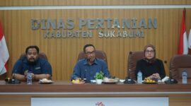 Sekretaris Daerah Kabupaten Sukabumi H. Ade Suryaman memberikan arahan dalam Rapat Evaluasi dan Sosialisasi Kebijakan Pupuk Bersubsidi