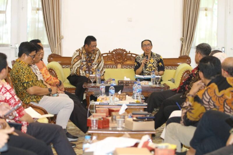Bupati Sukabumi H. Asep Japar bersama Sekda Ade Suryaman mengikuti Rapat Koordinasi Persiapan Fasilitasi RKPD Tahun 2026