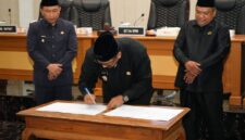 Rapat Paripurna DPRD Kabupaten Sukabumi menetapkan Keputusan Pimpinan DPRD Nomor 3 Tahun 2025 sebagai bentuk persetujuan atas penyempurnaan Raperda