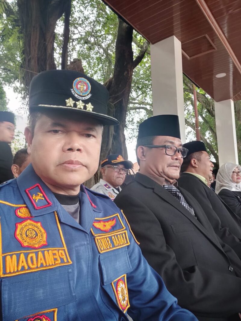 Dinas Damkar Kabupaten Sukabumi turut hadir dalam upacara Hari Bhayangkara ke-79 di Alun-Alun Palabuhanratu sebagai wujud sinergi dan dukungan terhadap Polri. .