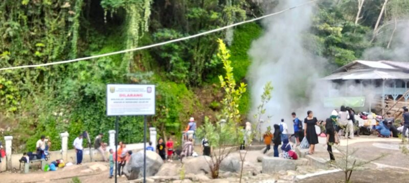 Lonjakan pengunjung di Geyser Cipanas Cisolok selama libur sekolah disambut antusias wisatawan.