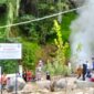 Lonjakan pengunjung di Geyser Cipanas Cisolok selama libur sekolah disambut antusias wisatawan.