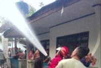 Petugas Pos Damkar VI Cisaat sigap padamkan api yang melalap habis rumah kontrakan di Kampung Sukamanah, Cisaat.