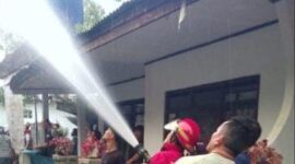 Petugas Pos Damkar VI Cisaat sigap padamkan api yang melalap habis rumah kontrakan di Kampung Sukamanah, Cisaat.