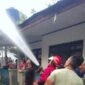 Petugas Pos Damkar VI Cisaat sigap padamkan api yang melalap habis rumah kontrakan di Kampung Sukamanah, Cisaat.