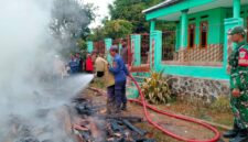 Rumah milik seorang lansia di Desa Cibaregbeg, Kecamatan Sagaranten, ludes terbakar pada Jumat siang.