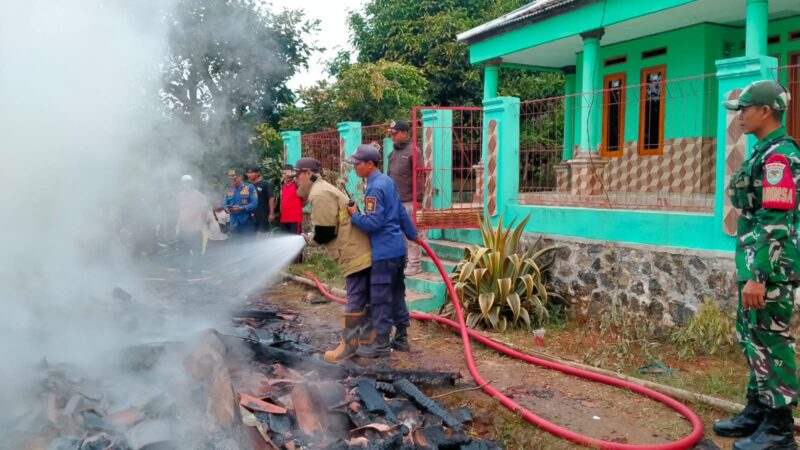 Rumah milik seorang lansia di Desa Cibaregbeg, Kecamatan Sagaranten, ludes terbakar pada Jumat siang.
