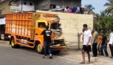 Sebuah truk menabrak warung di Jalan Nasional III, Kecamatan Cikakak,