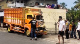 Sebuah truk menabrak warung di Jalan Nasional III, Kecamatan Cikakak,