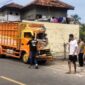 Sebuah truk menabrak warung di Jalan Nasional III, Kecamatan Cikakak,