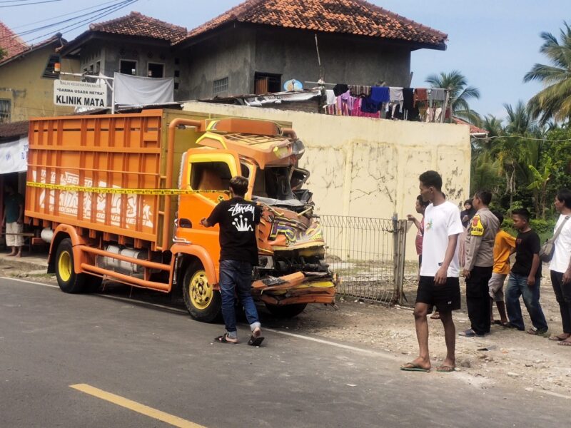 Sebuah truk menabrak warung di Jalan Nasional III, Kecamatan Cikakak,