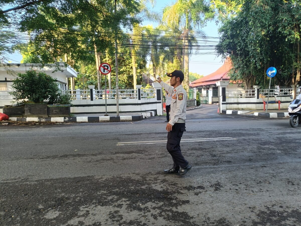 Petugas Dishub Kabupaten Sukabumi terus siaga mengamankan jalur alternatif Jalan Siliwangi Palabuhanratu.