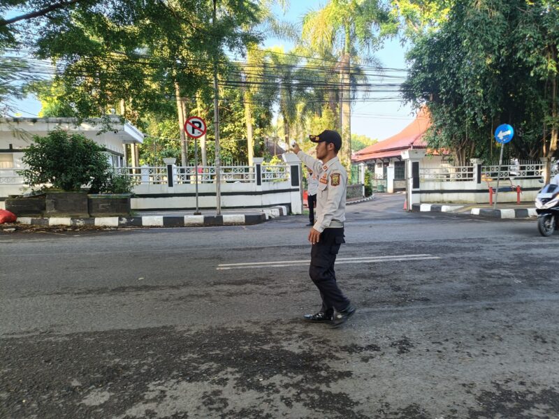 Petugas Dishub Kabupaten Sukabumi terus siaga mengamankan jalur alternatif Jalan Siliwangi Palabuhanratu.