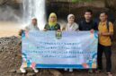 Kepala Dinas Perikanan Kabupaten Sukabumi, Nunung Nurhayati, menebar ribuan bibit ikan berkualitas di Sungai Curug Sodong