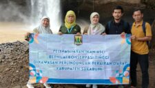 Kepala Dinas Perikanan Kabupaten Sukabumi, Nunung Nurhayati, menebar ribuan bibit ikan berkualitas di Sungai Curug Sodong