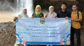 Kepala Dinas Perikanan Kabupaten Sukabumi, Nunung Nurhayati, menebar ribuan bibit ikan berkualitas di Sungai Curug Sodong