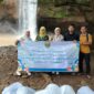 Kepala Dinas Perikanan Kabupaten Sukabumi, Nunung Nurhayati, menebar ribuan bibit ikan berkualitas di Sungai Curug Sodong