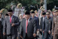 Ketua DPRD Kabupaten Sukabumi, Budi Azhar Mutawali, menghadiri upacara HUT Bhayangkara ke-79 di Alun-Alun Palabuhanratu.
