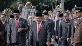 Ketua DPRD Kabupaten Sukabumi, Budi Azhar Mutawali, menghadiri upacara HUT Bhayangkara ke-79 di Alun-Alun Palabuhanratu.