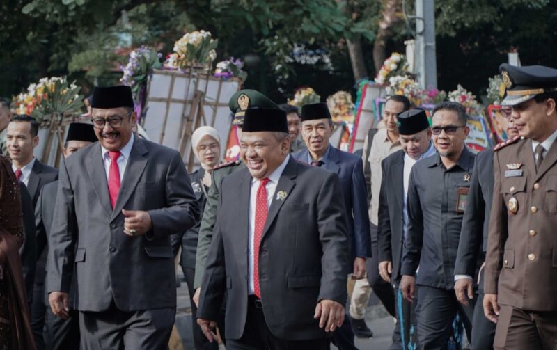 Ketua DPRD Kabupaten Sukabumi, Budi Azhar Mutawali, menghadiri upacara HUT Bhayangkara ke-79 di Alun-Alun Palabuhanratu.