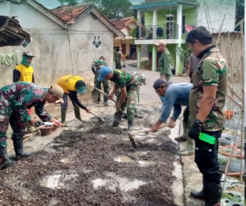 DPMD Kabupaten Sukabumi bersama Kodim 0607 Kota Sukabumi wujudkan akses jalan yang lebih layak bagi warga