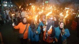 Semarak HUT ke-80 RI, Pemkab Sukabumi gelar upacara Taptu dan pawai obor di Palabuhanratu.
