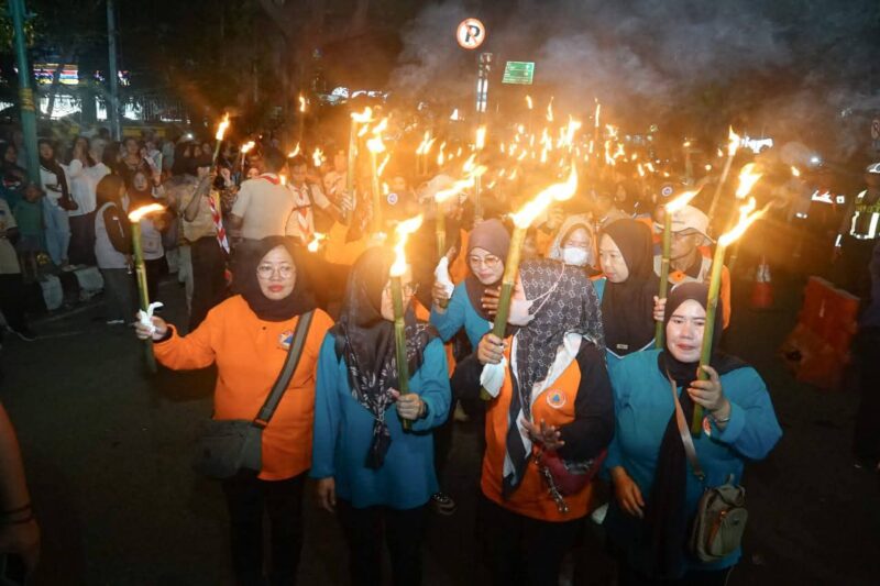 Semarak HUT ke-80 RI, Pemkab Sukabumi gelar upacara Taptu dan pawai obor di Palabuhanratu.